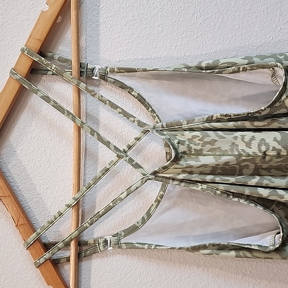 Nike Dri-FIT Green Floral Strappy Back Slim Fit Shirt - Picture 5 of 9